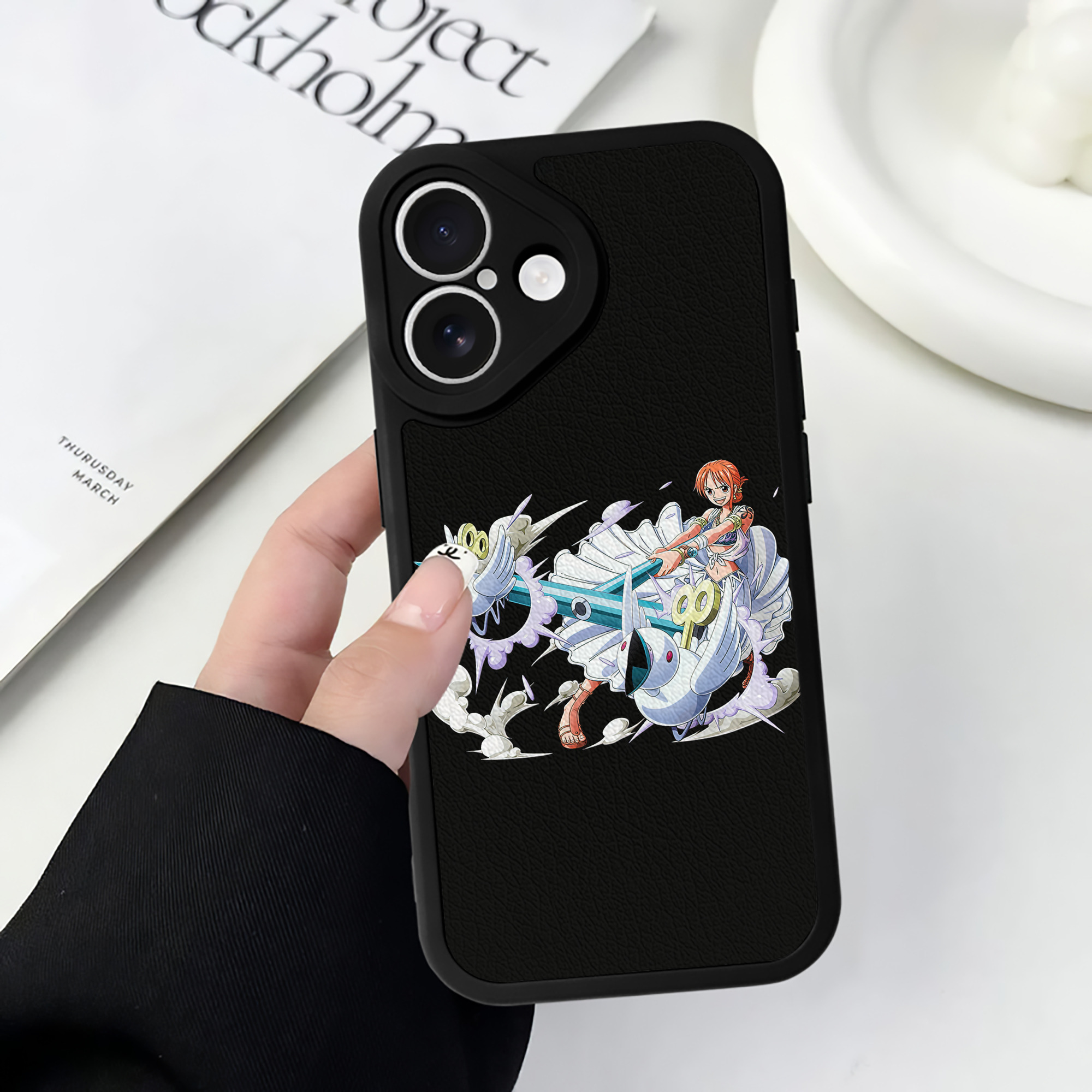 （画像用） ワンピース ナミ ONE PIECE Nami 【iPhone 16シリーズ対応】シリコンスマホケース（レザー調） 材質：シリコン